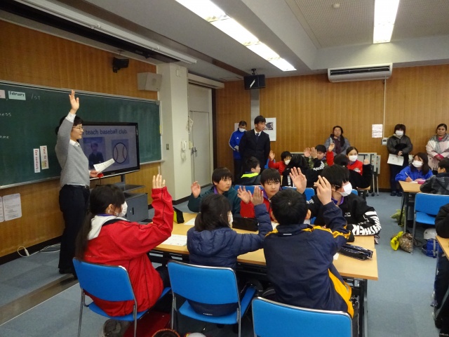 クイズ ゲーム感覚で英語の授業を楽しむ児童たち 行田市立南河原中学校