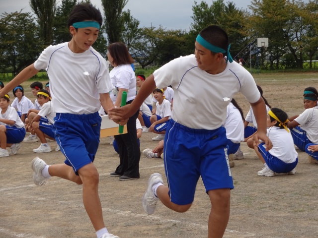 本番さながら 本気で燃えました 全員リレー 意地と意地とのぶつかりあい このバトンパスを見てください 行田市立南河原中学校