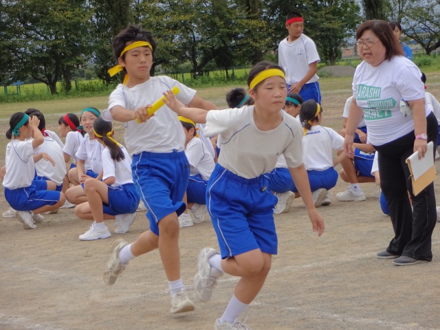 本番さながら 本気で燃えました 全員リレー 意地と意地とのぶつかりあい このバトンパスを見てください 行田市立南河原中学校