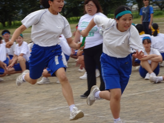 本番さながら 本気で燃えました 全員リレー 意地と意地とのぶつかりあい このバトンパスを見てください 行田市立南河原中学校