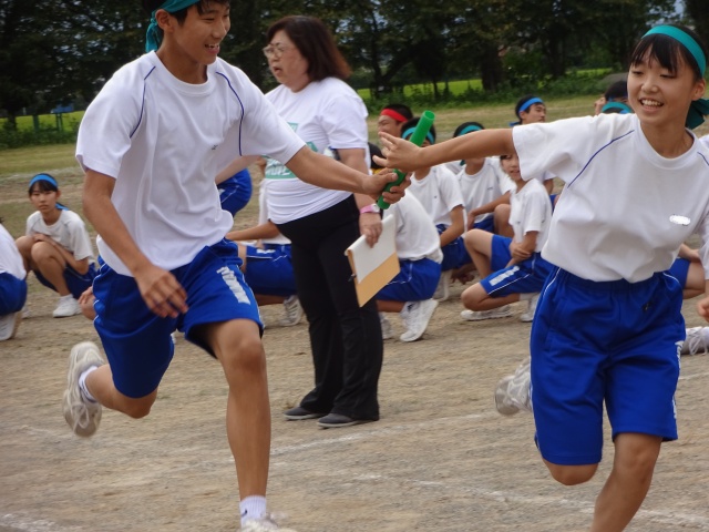 本番さながら 本気で燃えました 全員リレー 意地と意地とのぶつかりあい このバトンパスを見てください 行田市立南河原中学校